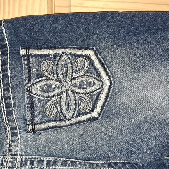 Maurices Premium Denim Capris. Size 7/8 Regular. - Picture 3 of 10